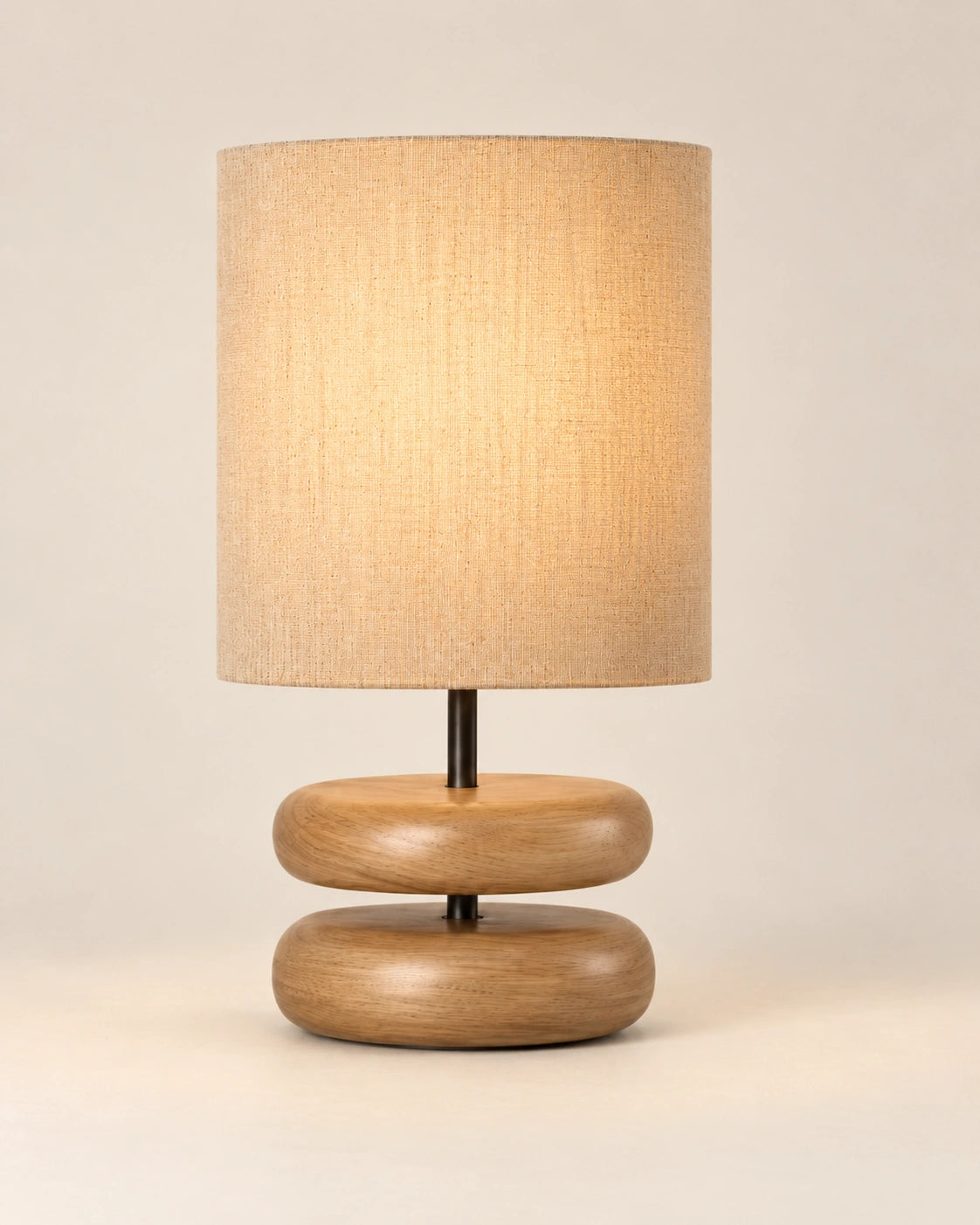 Lampe de chevet noir en bois sculpté clair et abat-jour beige