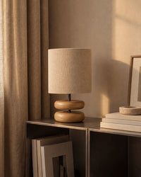 Lampe de chevet noir en bois sculpté clair et abat-jour beige