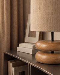 Lampe de chevet noir en bois sculpté clair et abat-jour beige