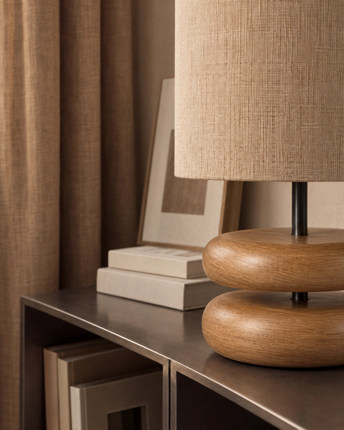 Lampe de chevet noir en bois sculpté clair et abat-jour beige