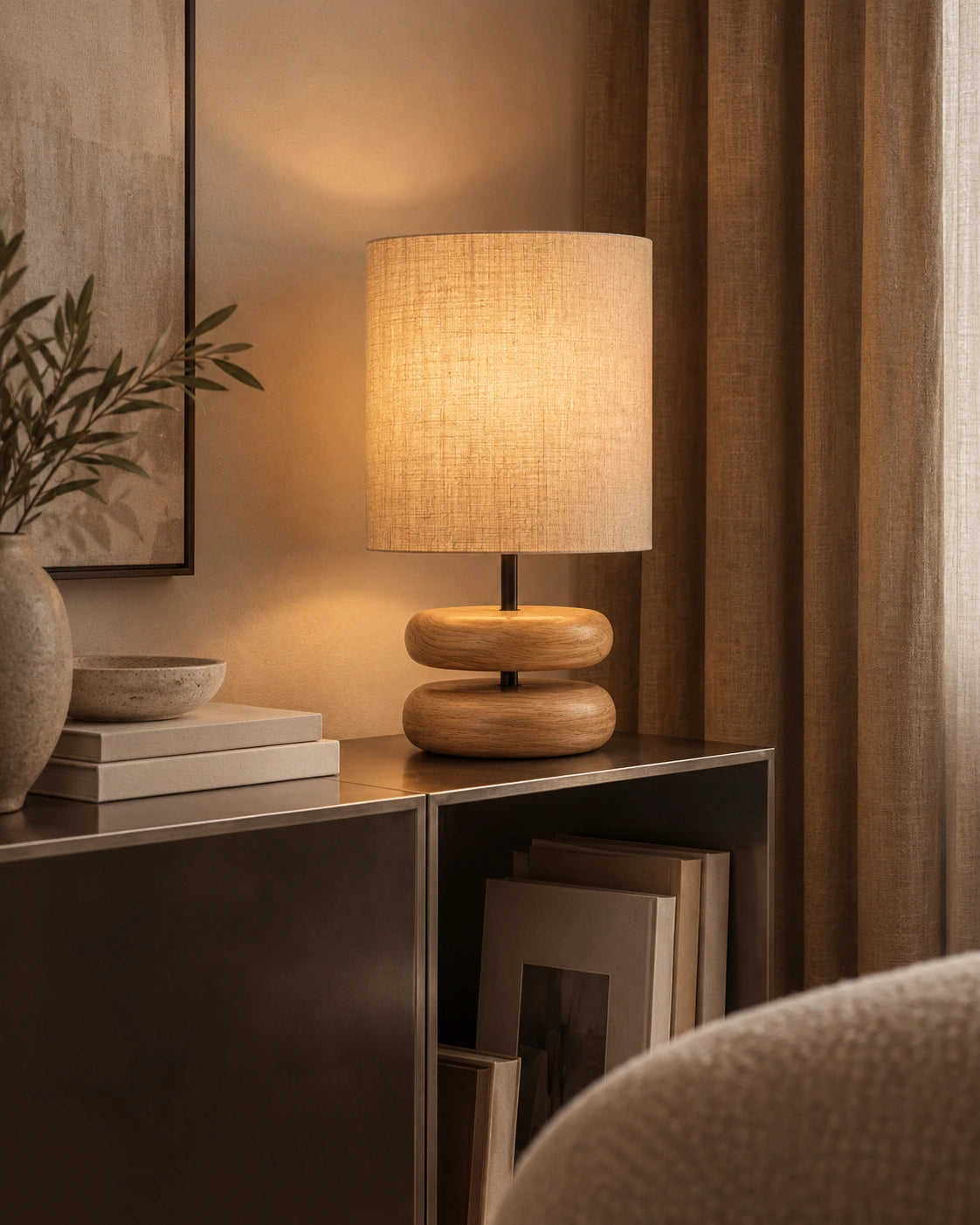 Lampe de chevet noir en bois sculpté clair et abat-jour beige
