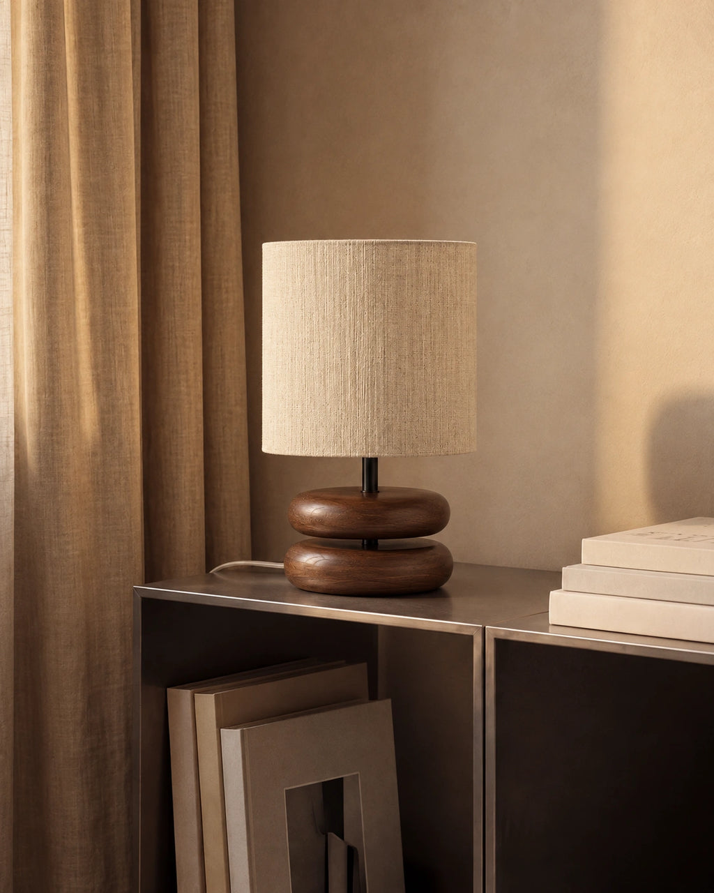 Lampe de chevet en bois sculpté et tissu