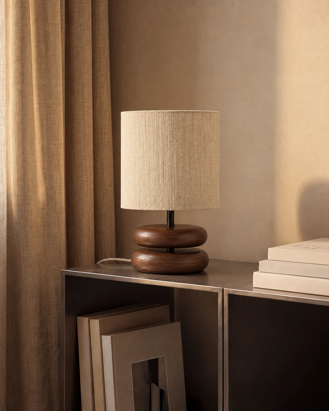 Lampe de chevet en bois sculpté et tissu