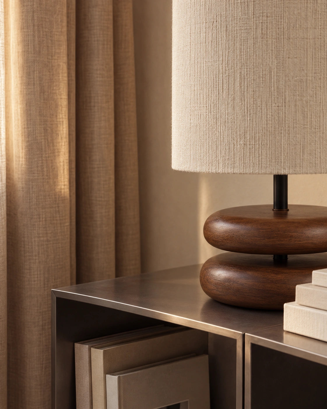 Lampe de chevet en bois sculpté et tissu