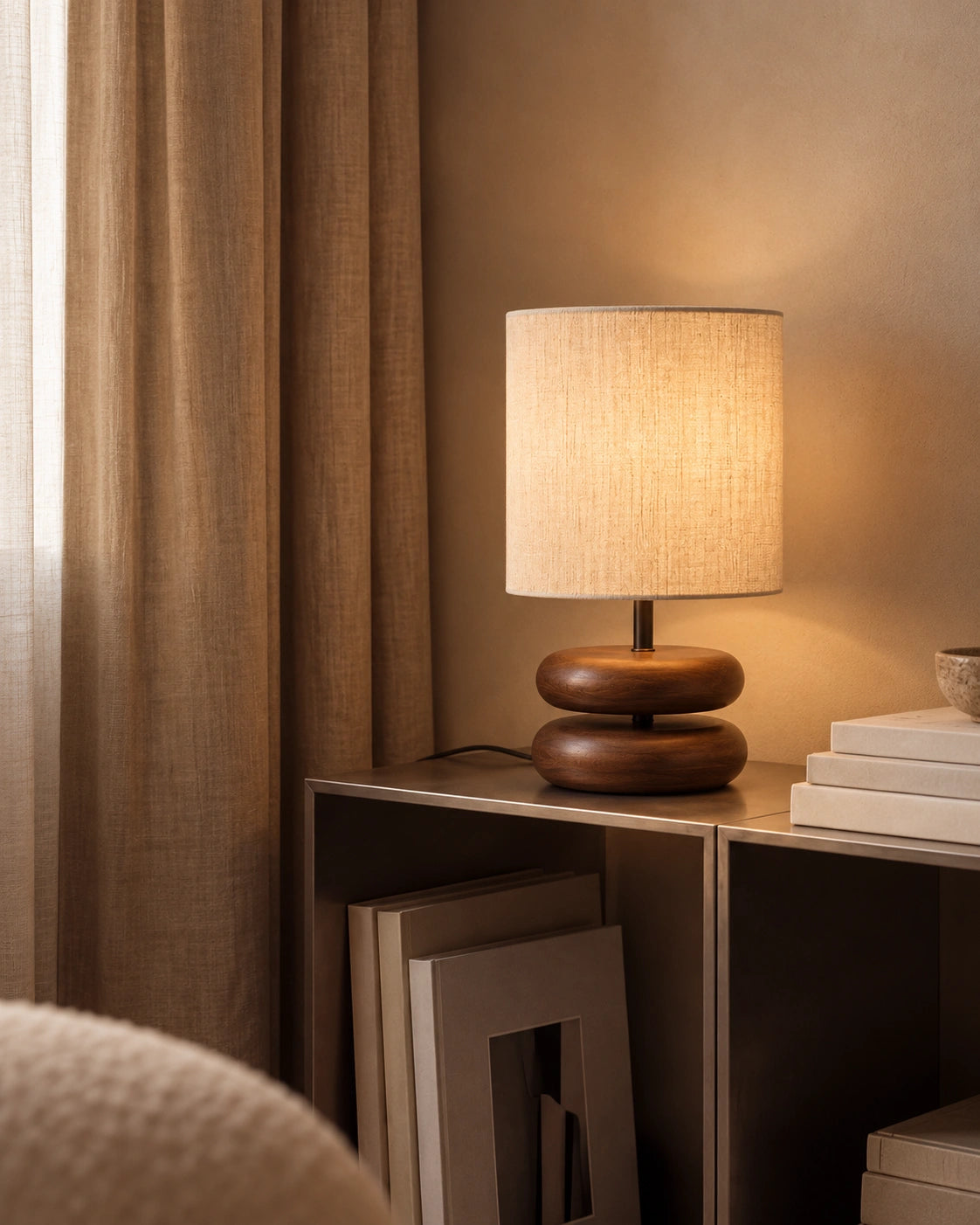 Lampe de chevet en bois sculpté et tissu