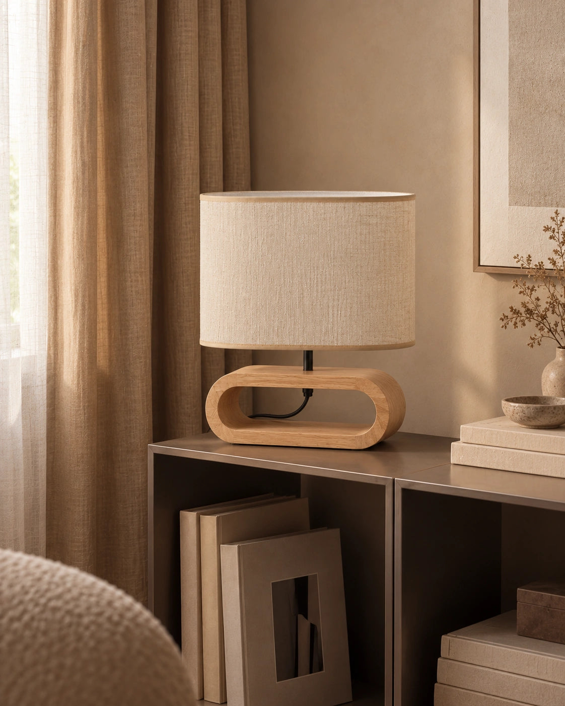 Lampe de chevet en bois clair et beige moderne