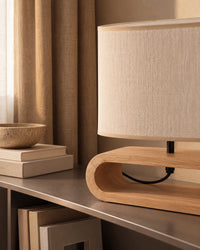 Lampe de chevet en bois clair et beige moderne