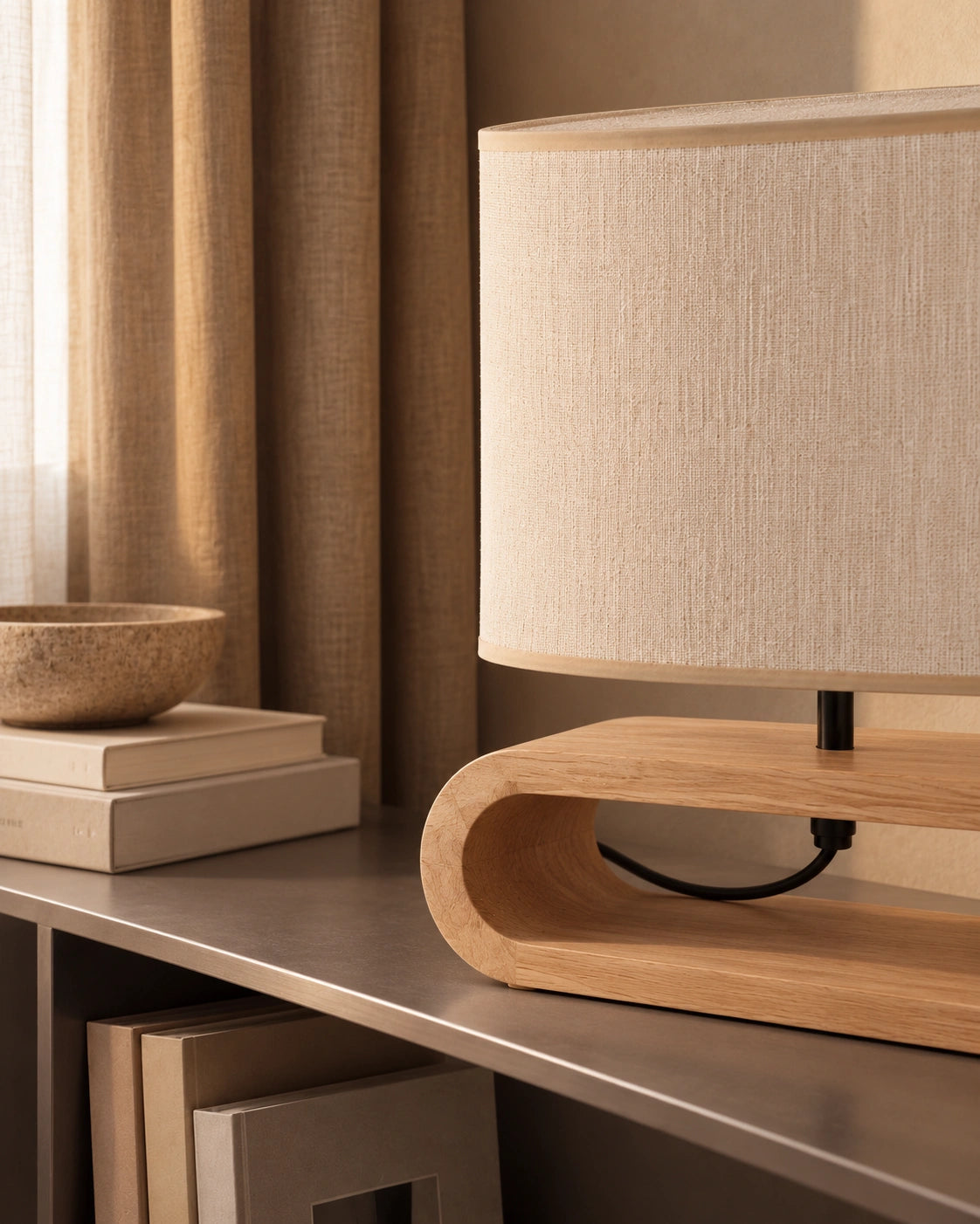 Lampe de chevet en bois clair et beige moderne