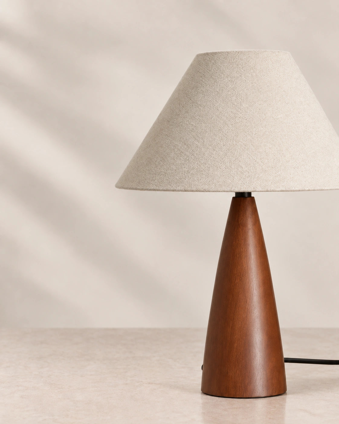 Lampe de chevet japandi en bois et beige