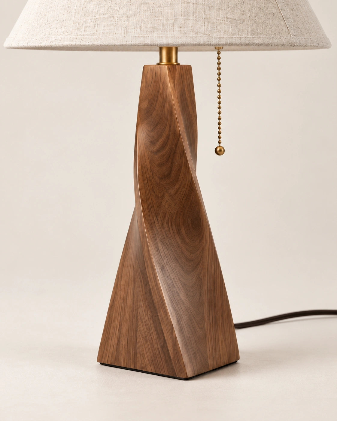 Lampe de chevet en bois massif couleur noyer et abat jour beige