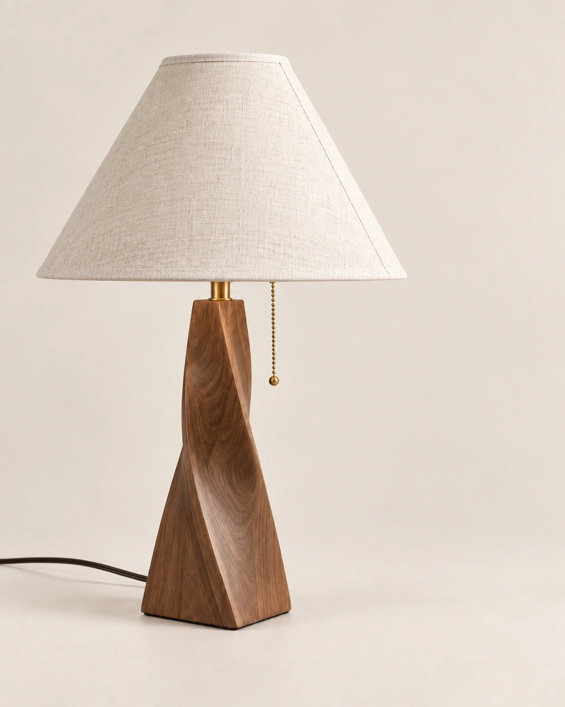 Lampe de chevet en bois massif couleur noyer et abat jour beige