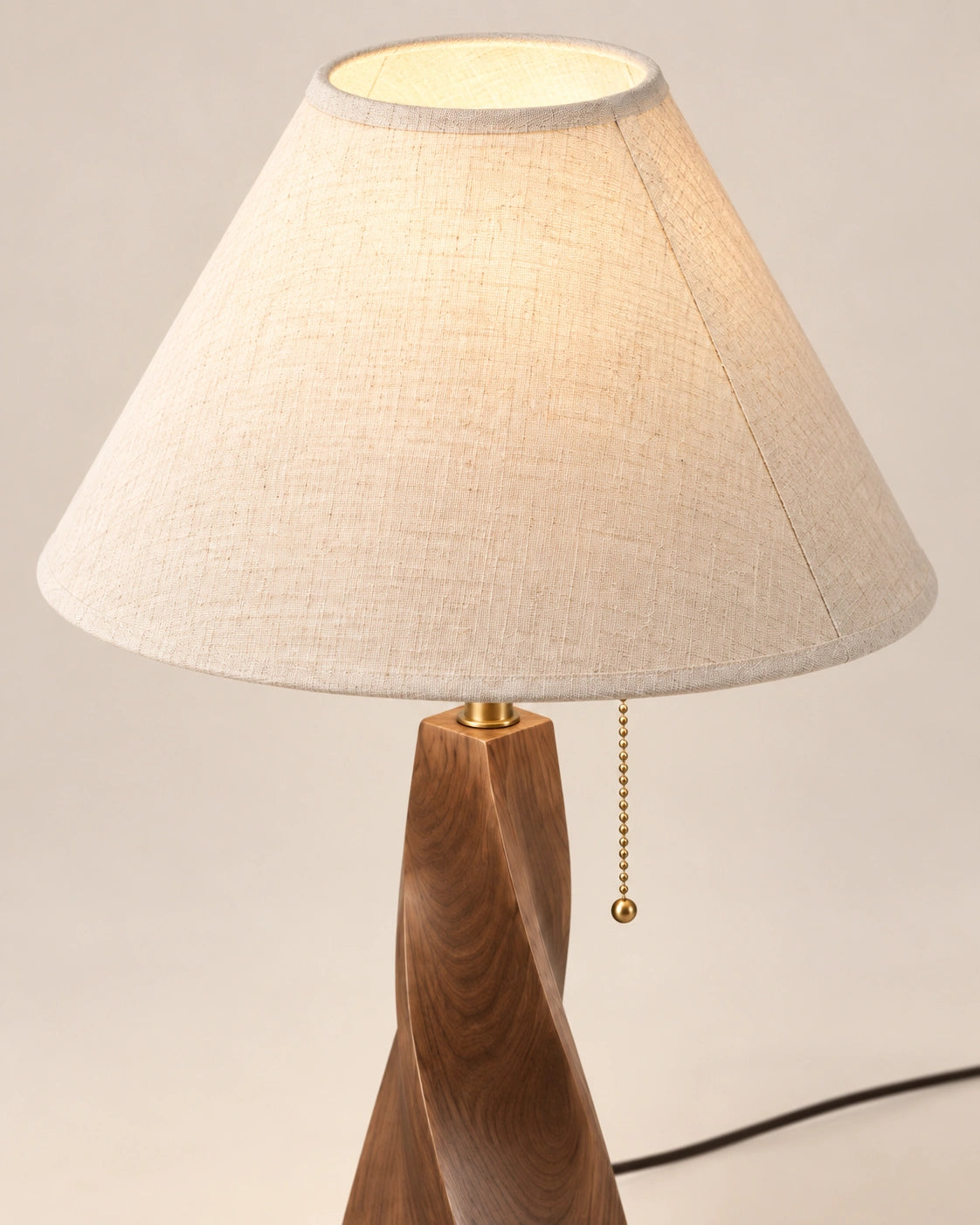 Lampe de chevet en bois massif couleur noyer et abat jour beige