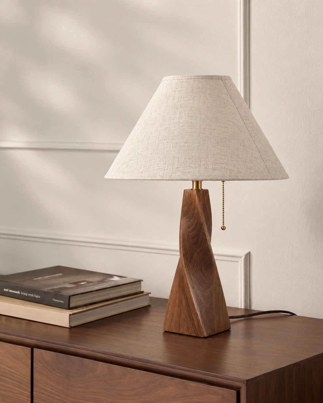 Lampe de chevet en bois massif couleur noyer et abat jour beige