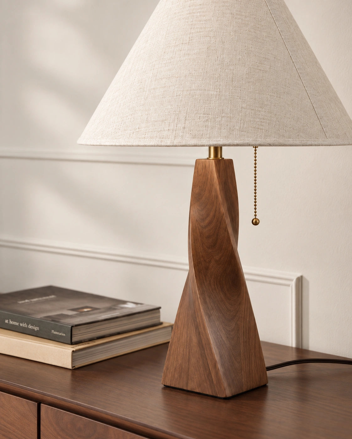 Lampe de chevet en bois massif couleur noyer et abat jour beige