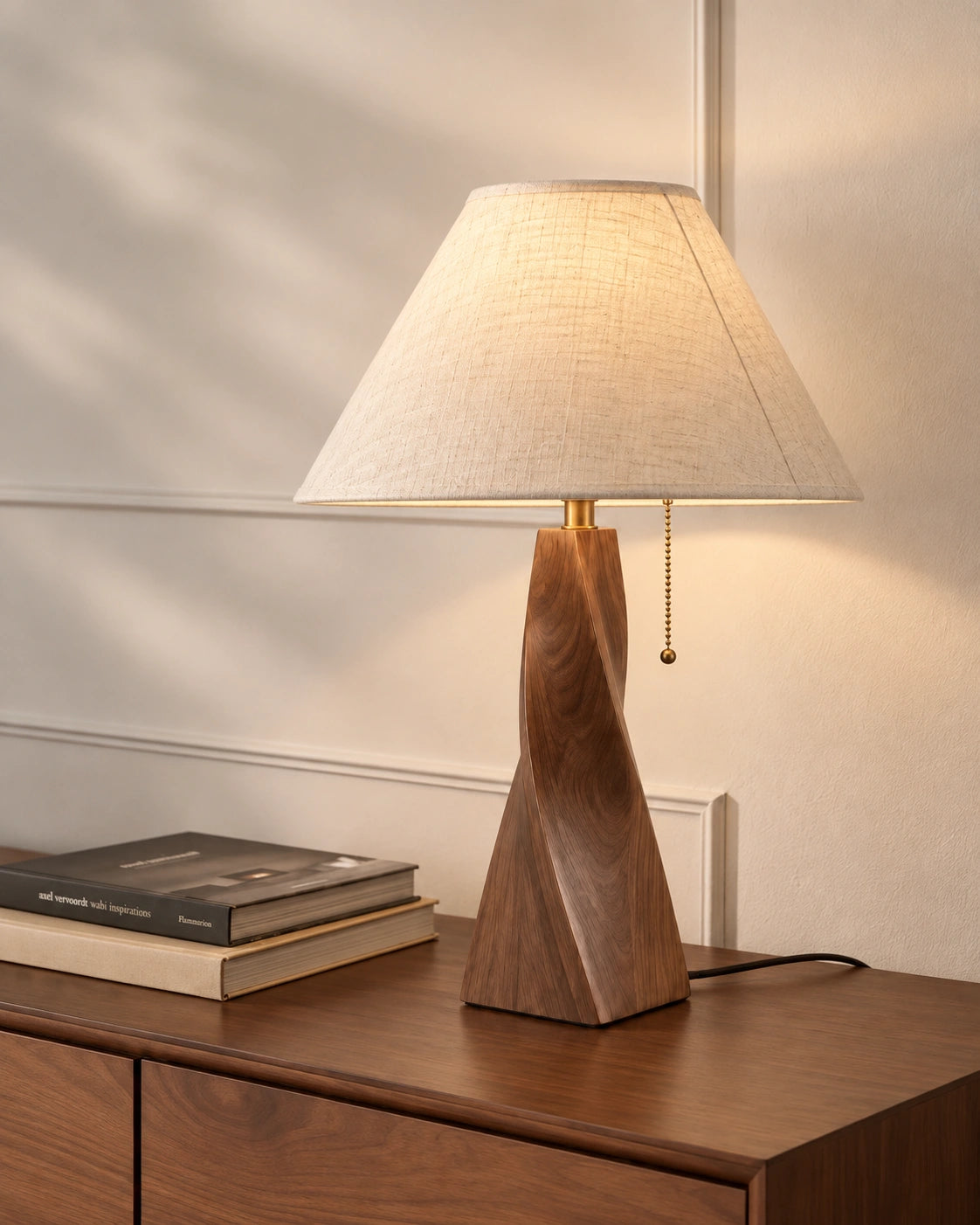 Lampe de chevet en bois massif couleur noyer et abat jour beige