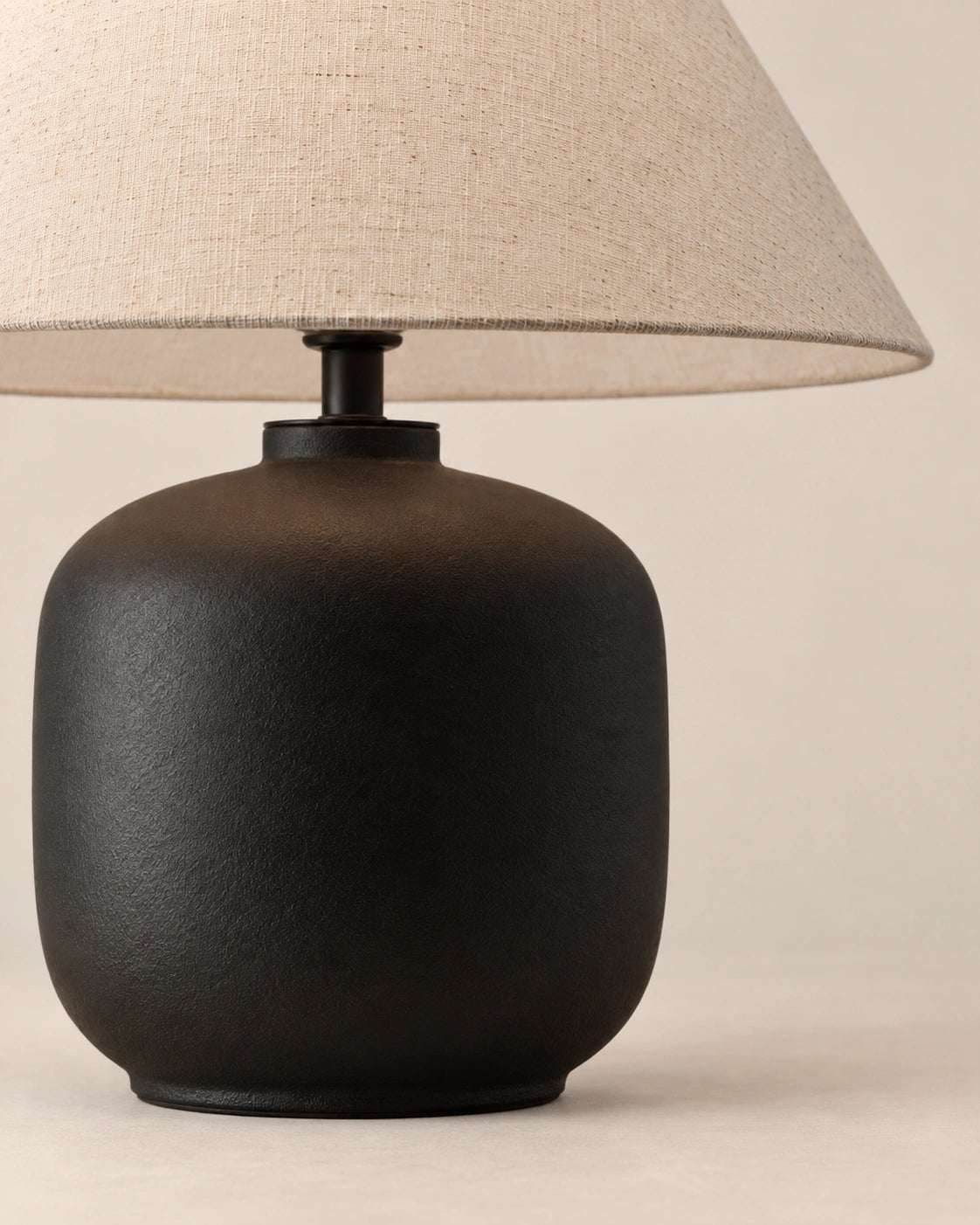 Lampe de chevet wadi sabi noir et abat jour beige