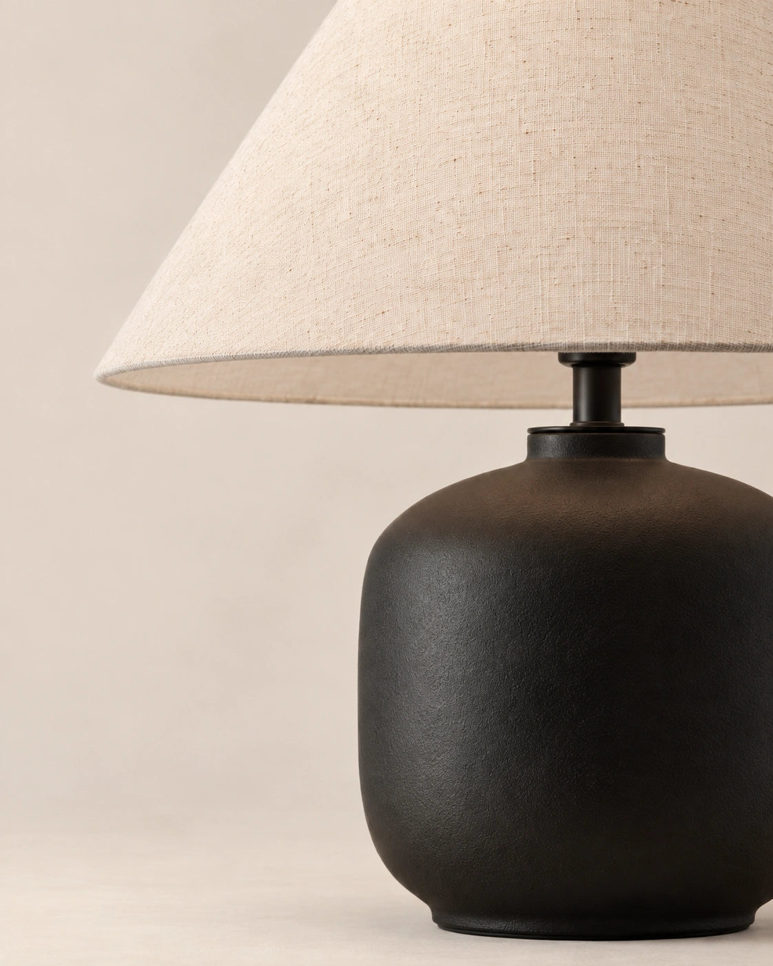 Lampe de chevet wadi sabi noir et abat jour beige