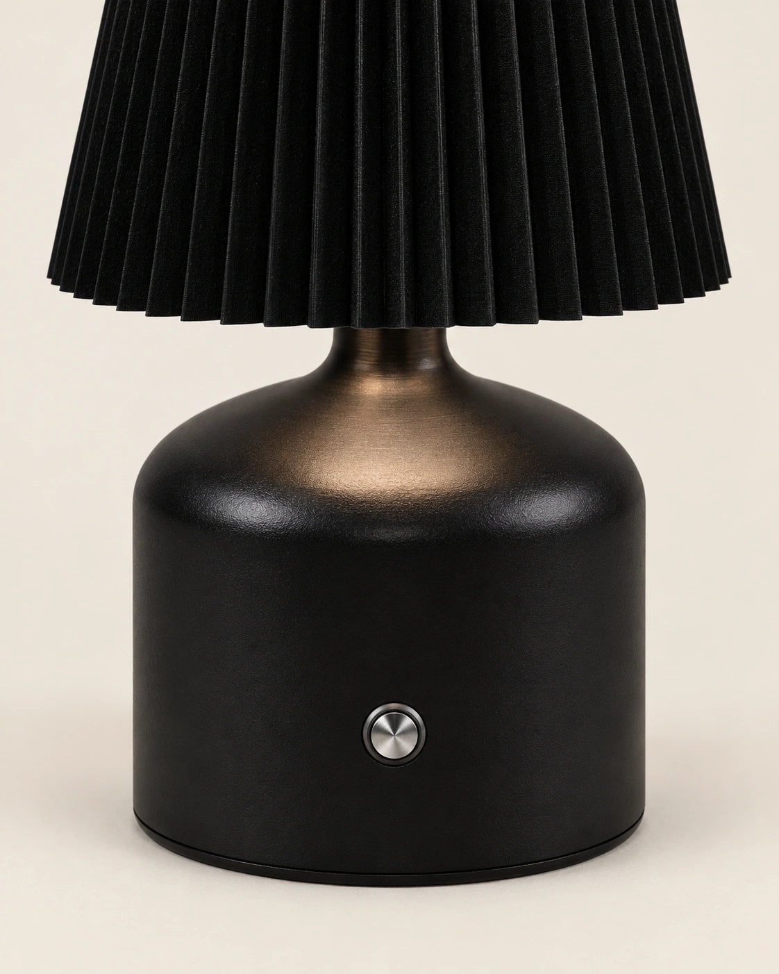 Lampe de chevet noir et dorée à abat jour plissé