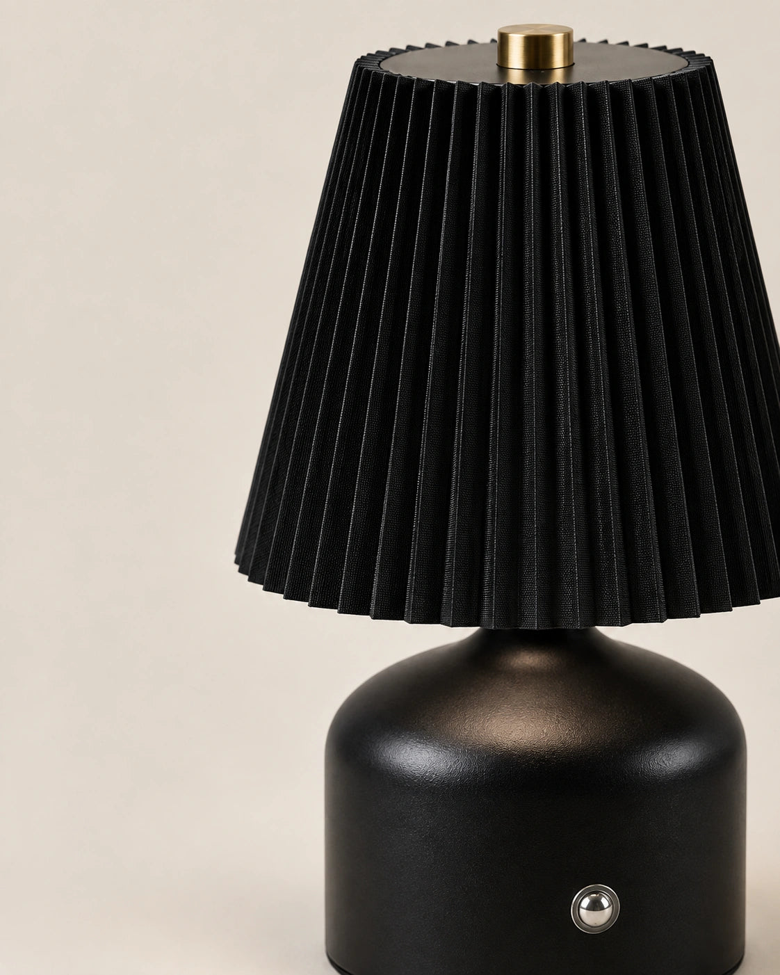 Lampe de chevet noir et dorée à abat jour plissé