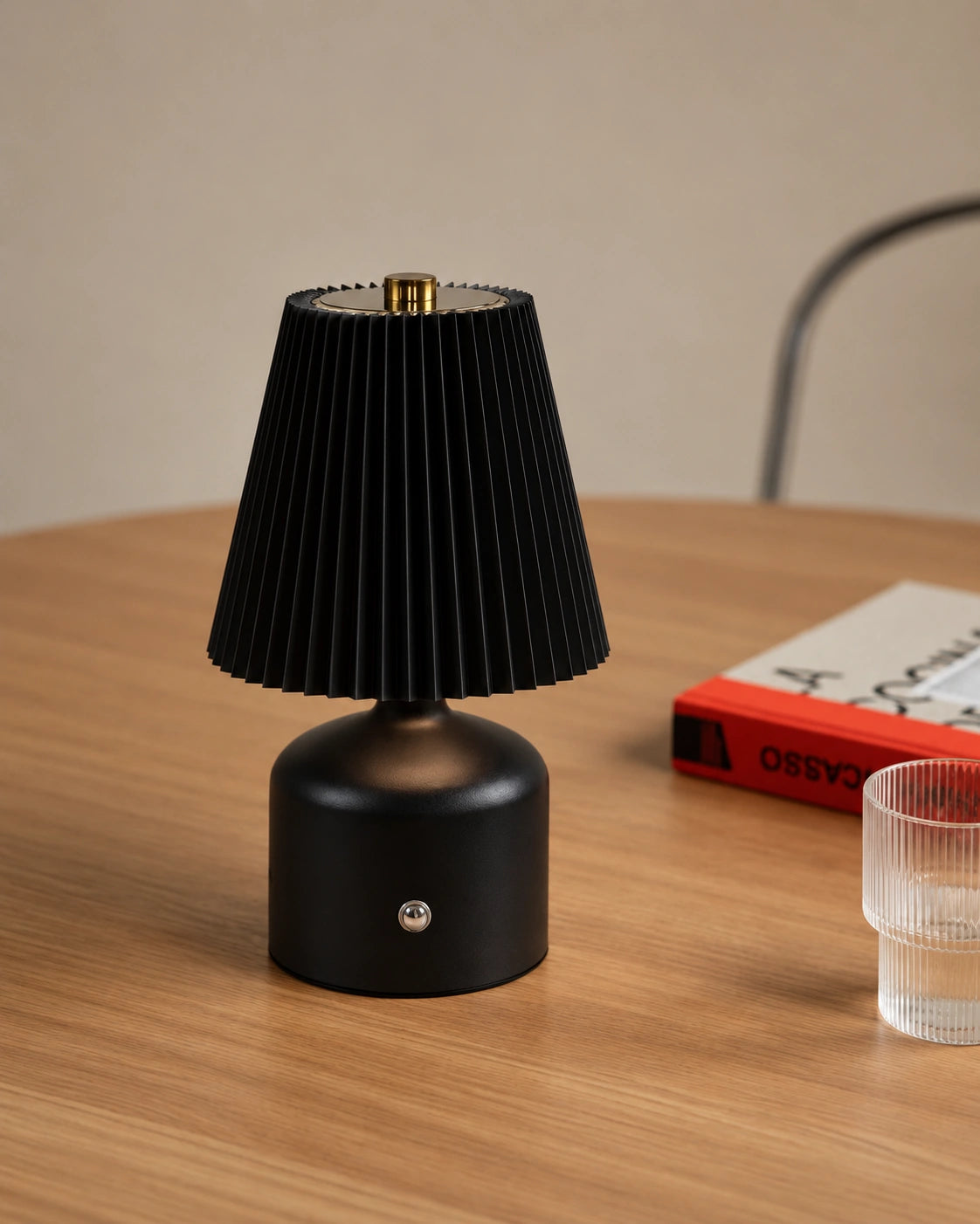 Lampe de chevet noir et dorée à abat jour plissé