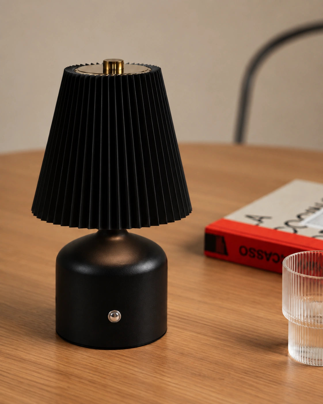 Lampe de chevet noir et dorée à abat jour plissé