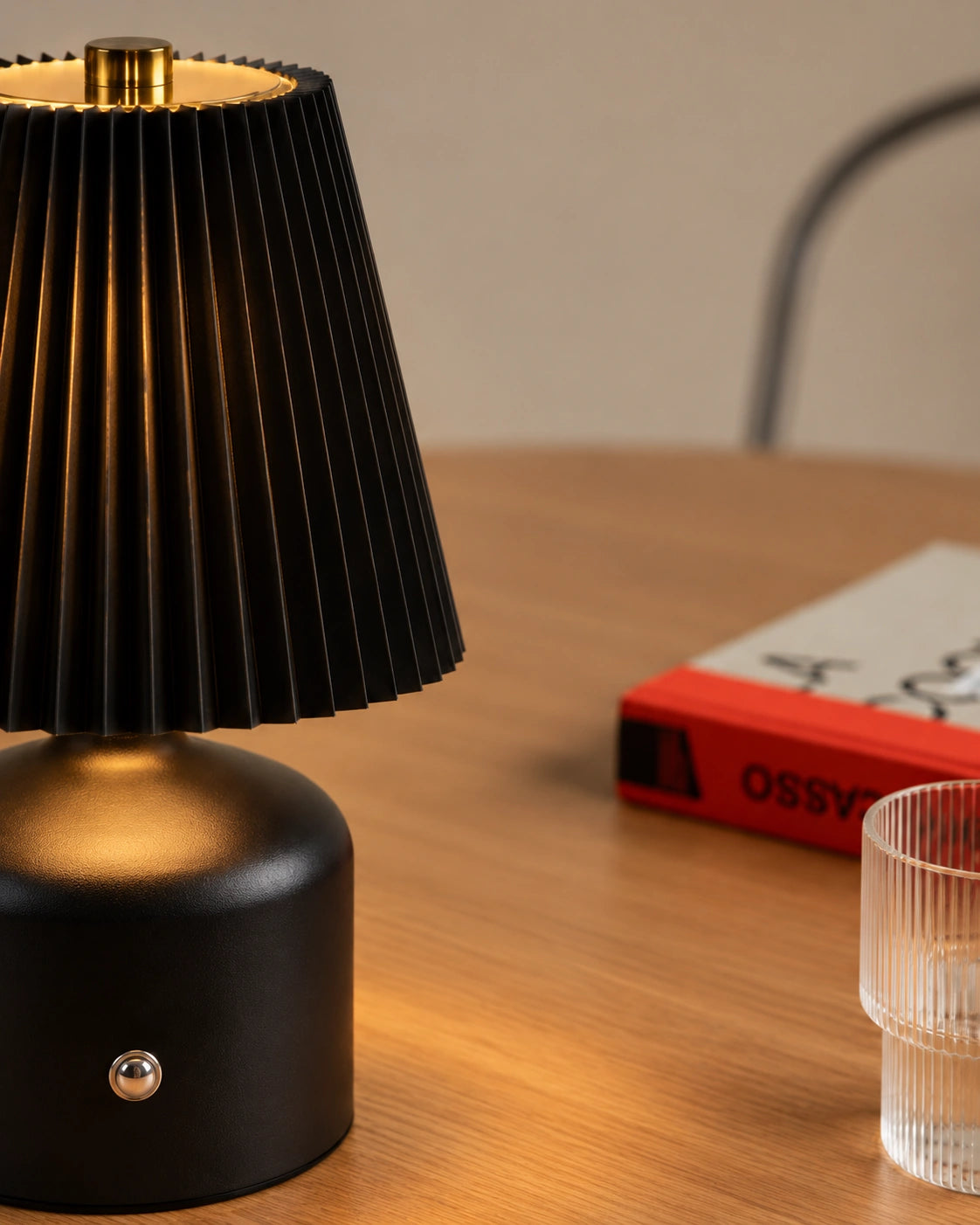 Lampe de chevet noir et dorée à abat jour plissé