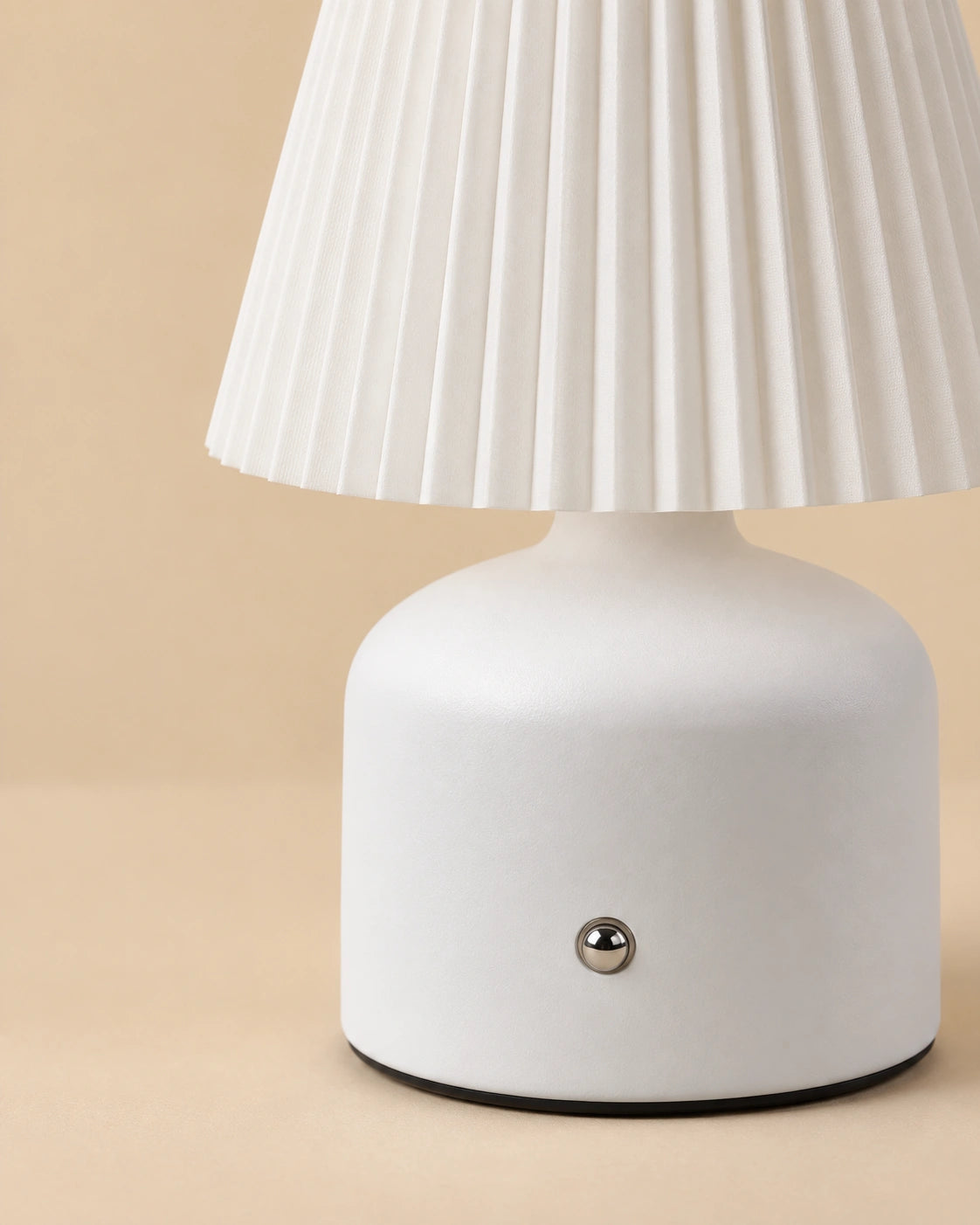 Lampe de chevet blanche et dorée à abat jour plissé