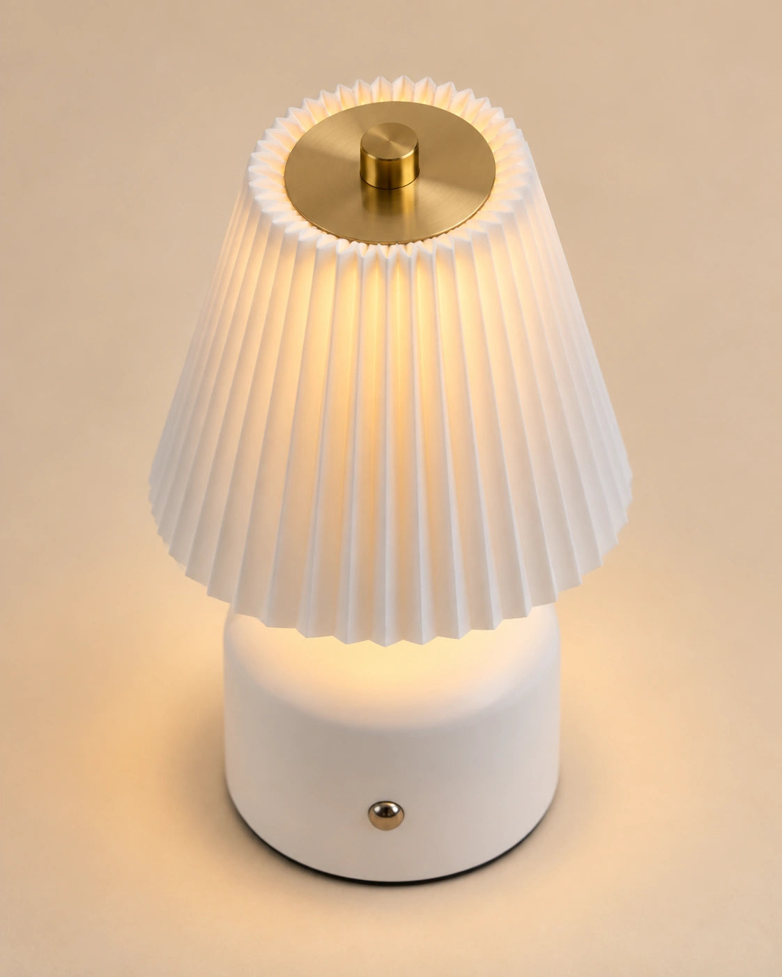 Lampe de chevet blanche et dorée à abat jour plissé
