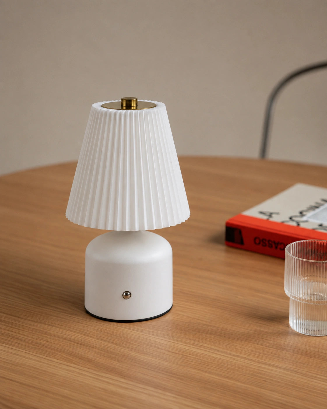 Lampe de chevet blanche et dorée à abat jour plissé