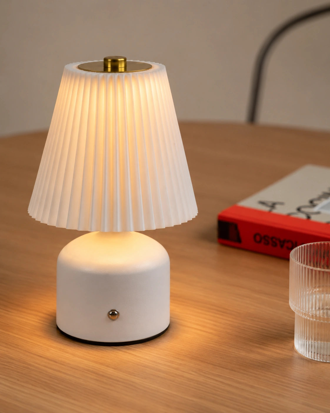 Lampe de chevet blanche et dorée à abat jour plissé