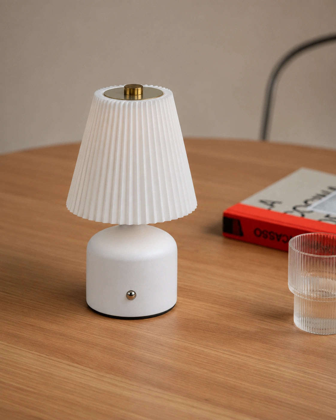 Lampe de chevet blanche et dorée à abat jour plissé