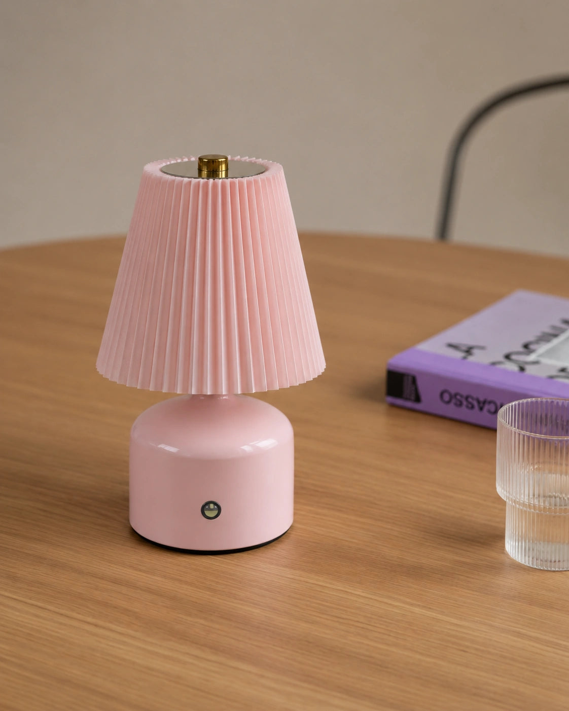 Lampe de chevet rose et dorée à abat jour plissé