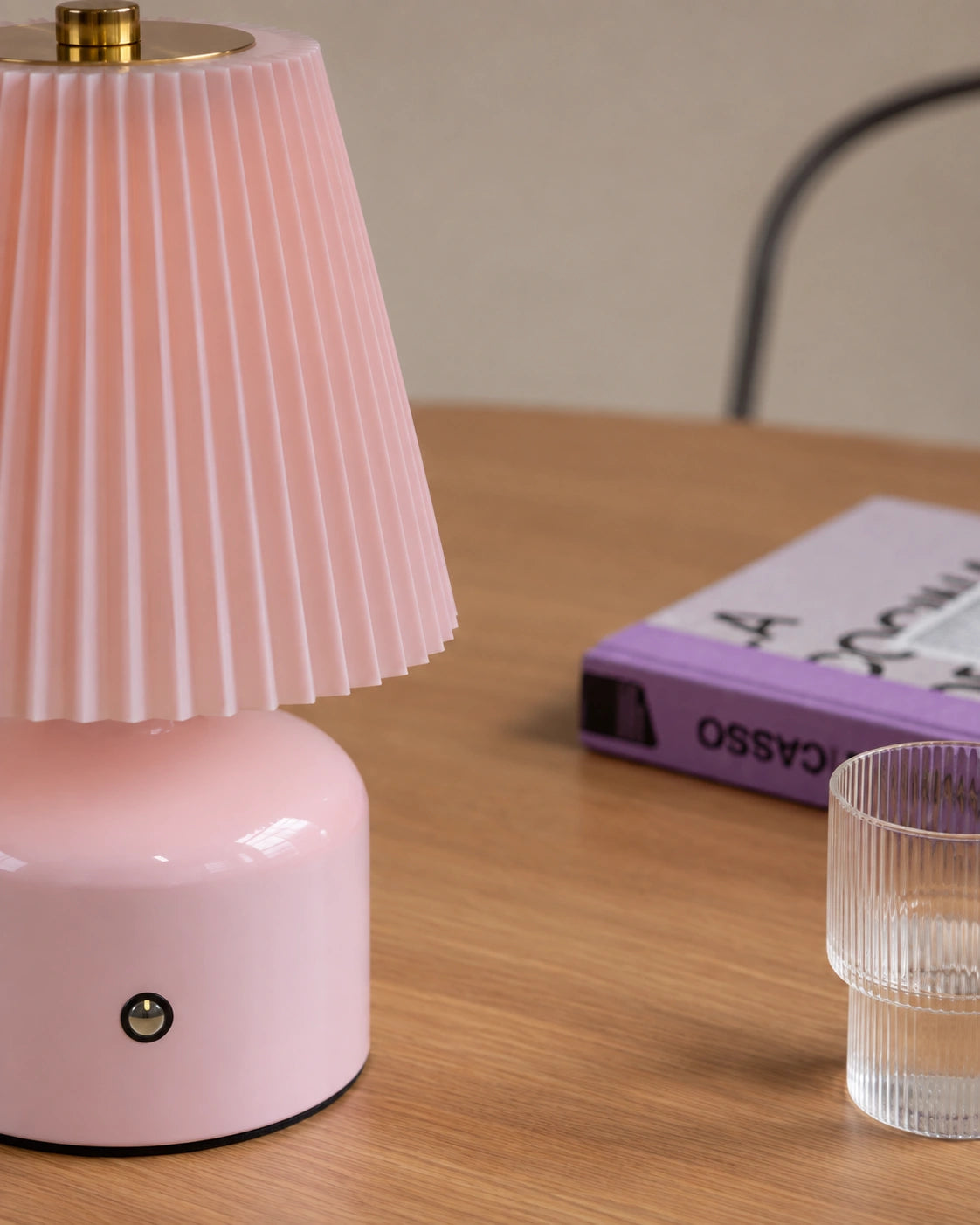 Lampe de chevet rose et dorée à abat jour plissé