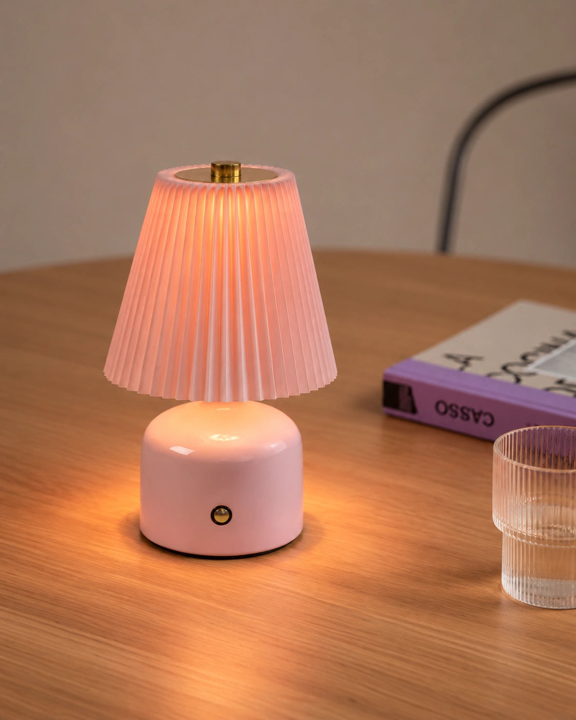 Lampe de chevet rose et dorée à abat jour plissé