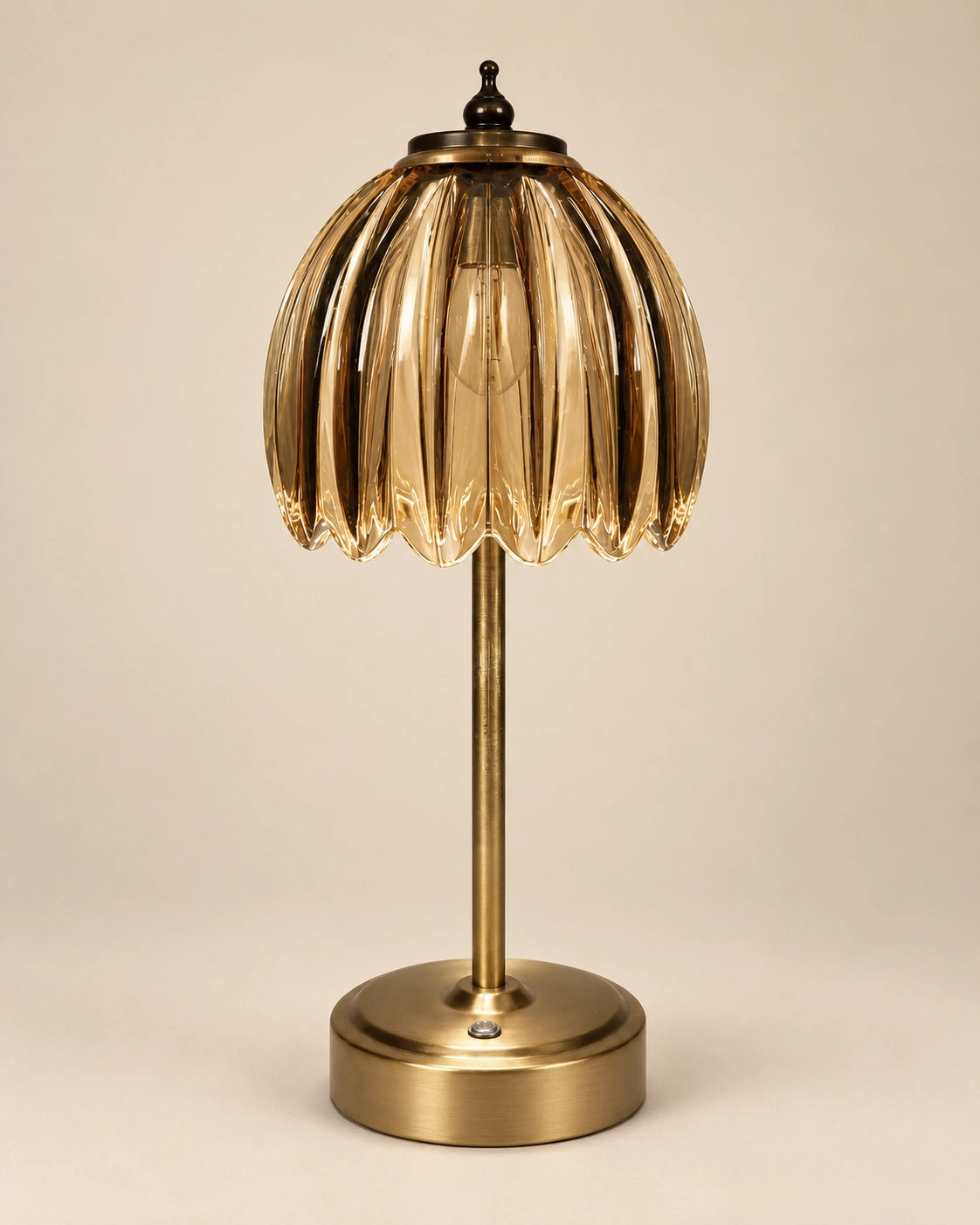 Lampe de chevet dorée et en verre champagne