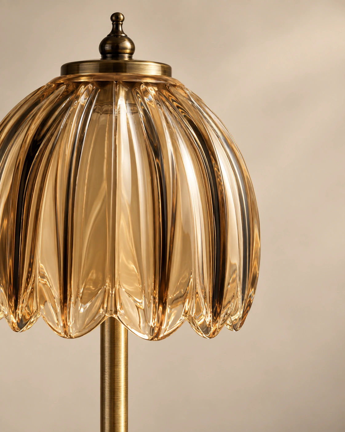 Lampe de chevet dorée et en verre champagne