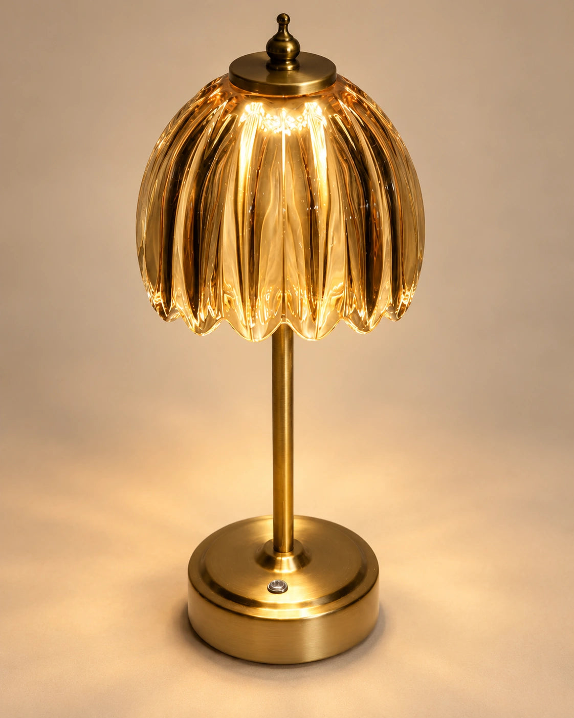 Lampe de chevet dorée et en verre champagne