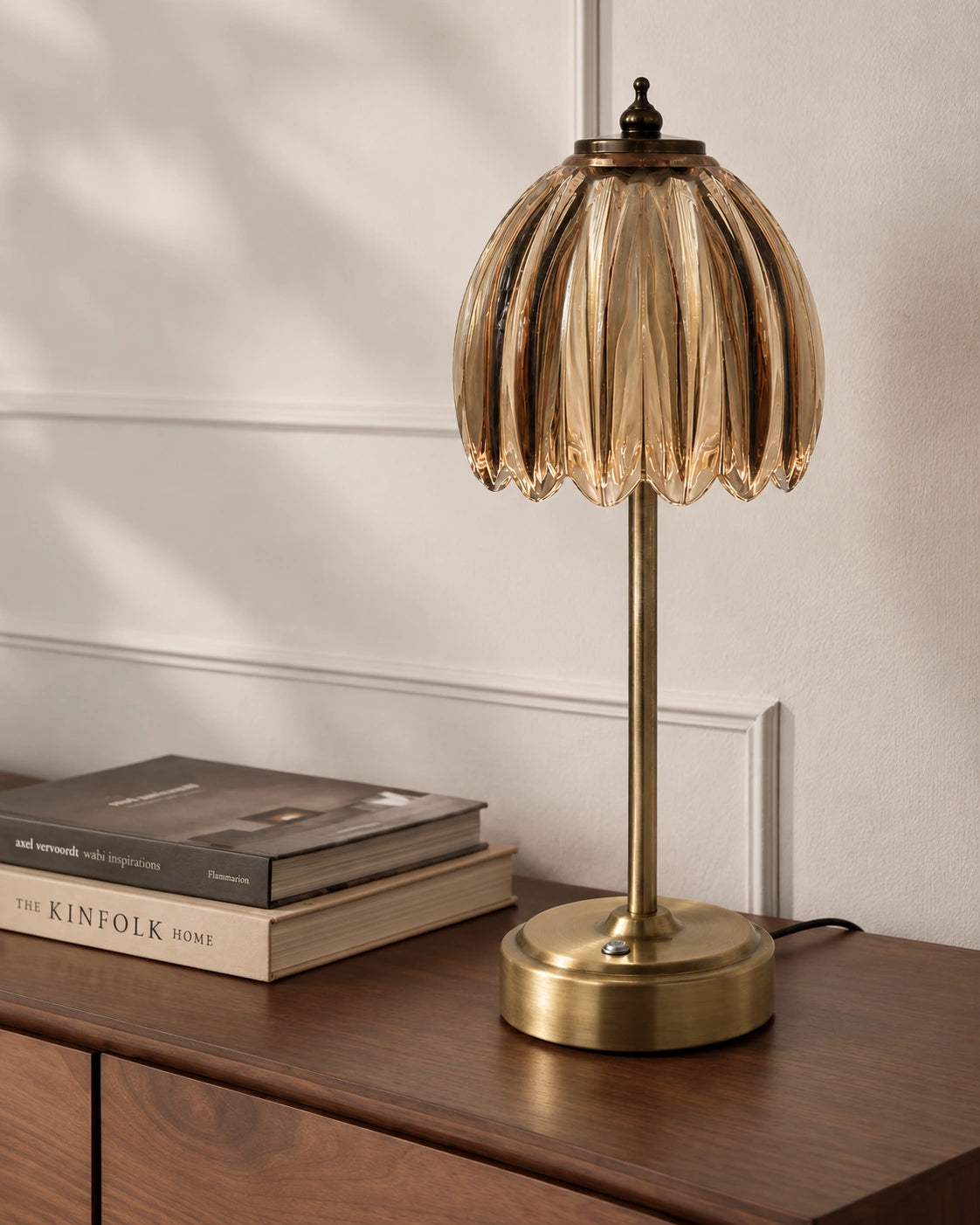Lampe de chevet dorée et en verre champagne
