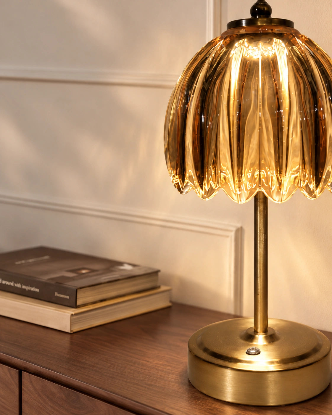Lampe de chevet dorée et en verre champagne