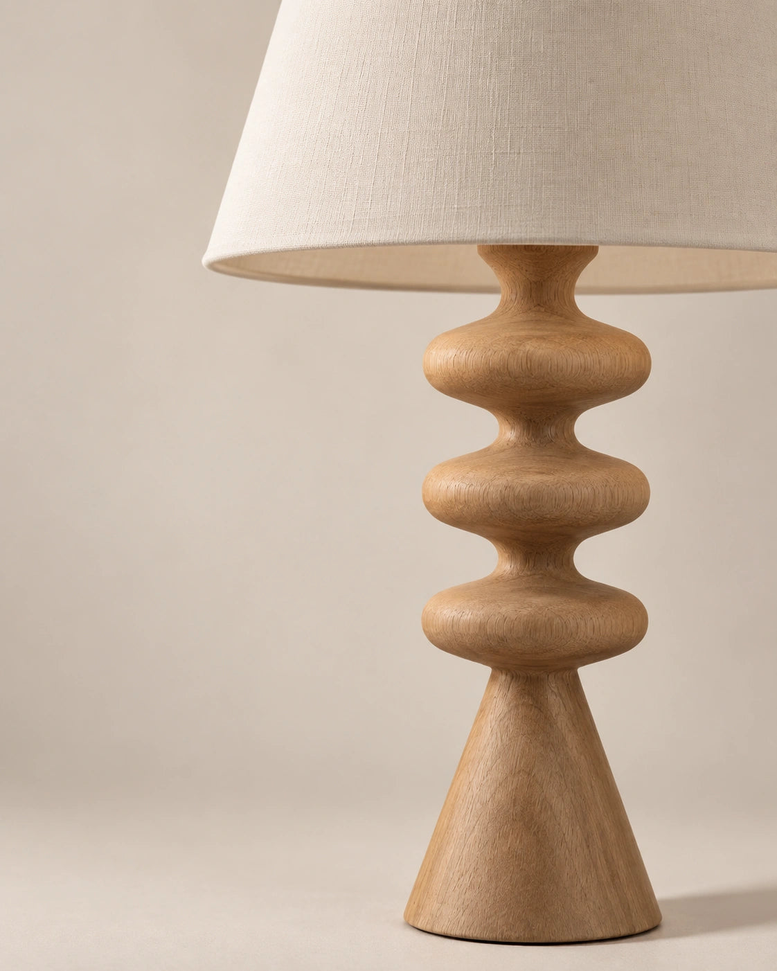 Lampe de chevet en structure en bois clair et abat jour beige