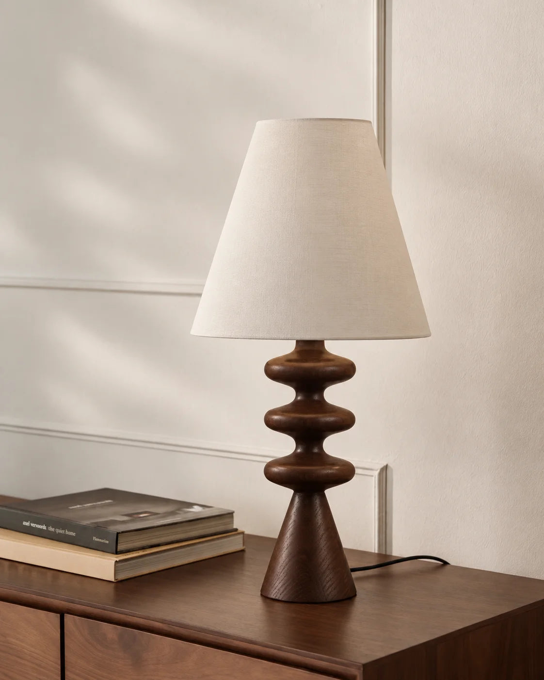 Lampe de chevet en bambou foncée et abat jour beige
