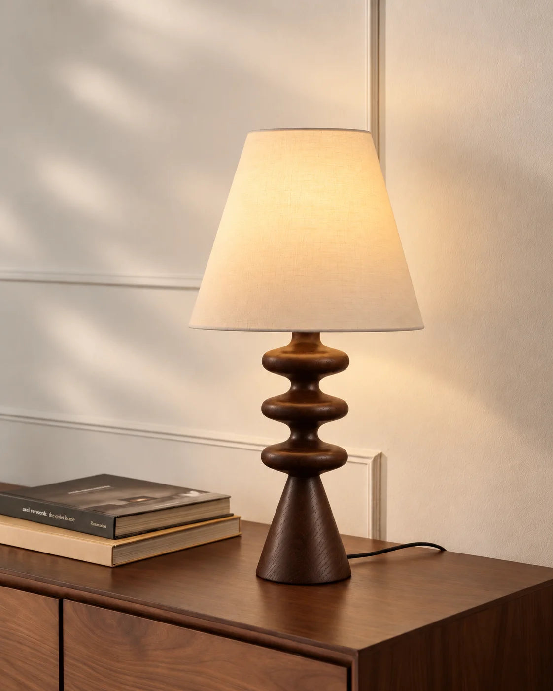 Lampe de chevet en bambou foncée et abat jour beige
