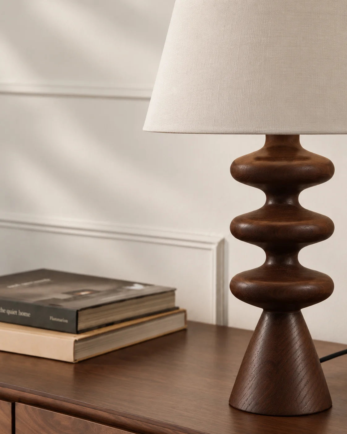 Lampe de chevet en bambou foncée et abat jour beige