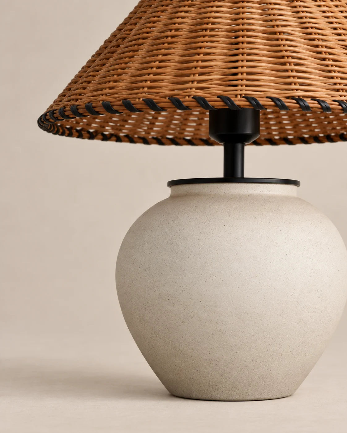 Lampe de chevet en céramique blanche et abat jour en osier noir