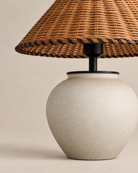 Lampe de chevet en céramique blanche et abat jour en osier noir