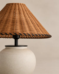 Lampe de chevet en céramique blanche et abat jour en osier noir