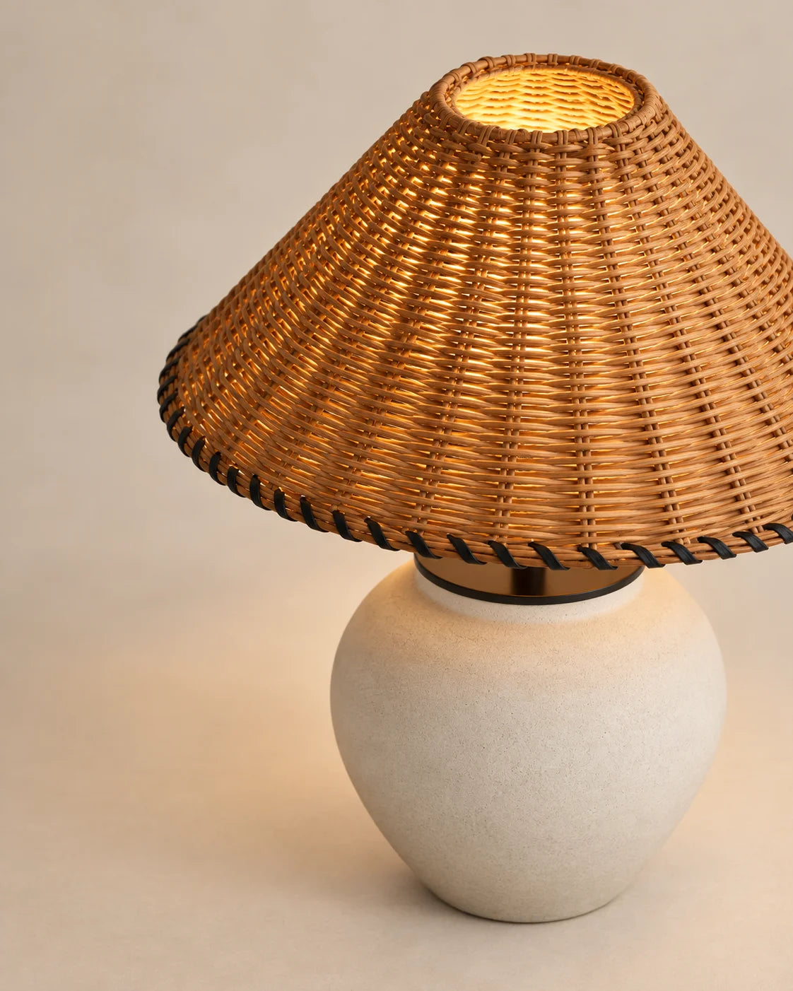 Lampe de chevet en céramique blanche et abat jour en osier noir