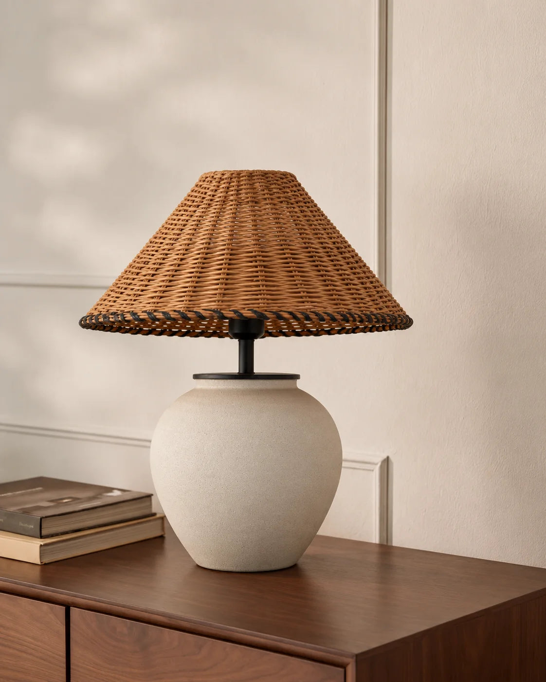 Lampe de chevet en céramique blanche et abat jour en osier noir