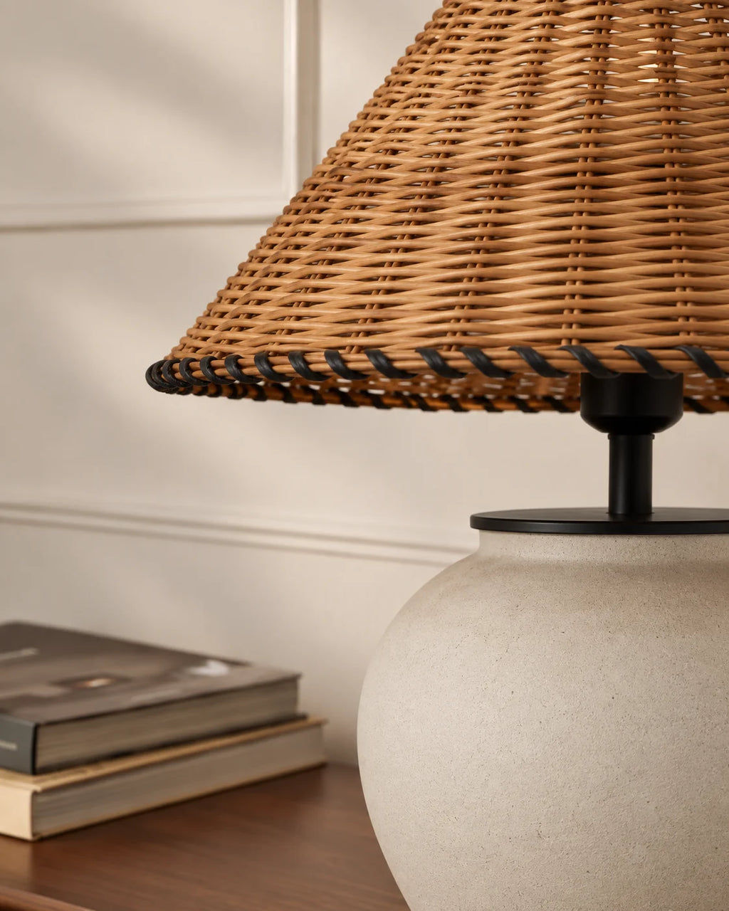 Lampe de chevet en céramique blanche et abat jour en osier noir