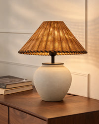 Lampe de chevet en céramique blanche et abat jour en osier noir